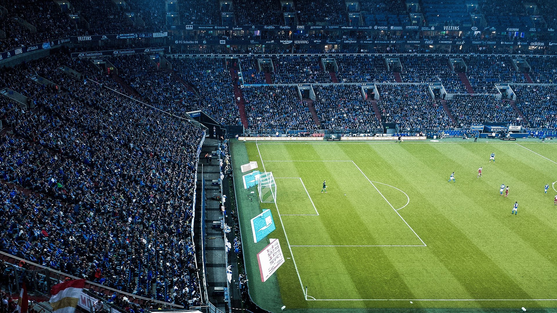 “腰旗美式橄榄球赛:东部新区赛场激烈对抗,观众热情高涨”